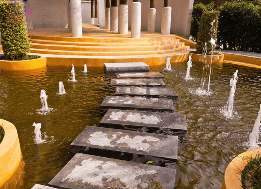 Check in cùng đài phun nước trong khu nghỉ dưỡng